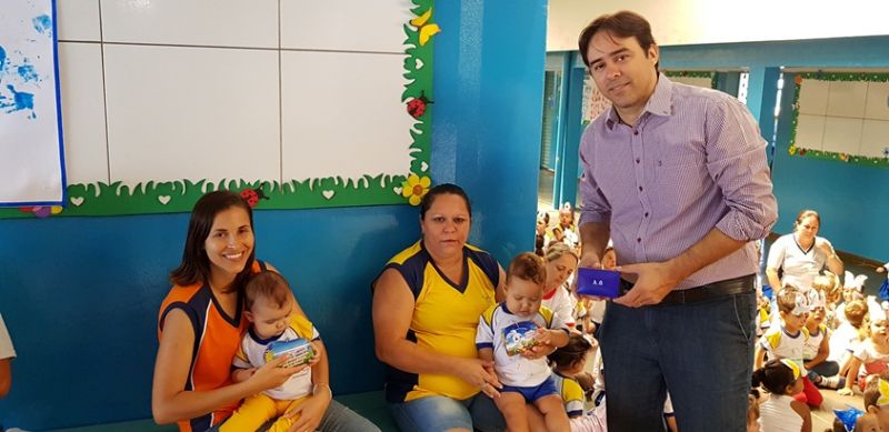 Prefeito Vinícius Barretos com funcionários da escola faz entrega de ovos de páscoa